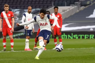 Son Heung-Min sút phạt đền ghi bàn cho Tottenham.