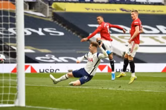 M. Greenwood (áo đỏ, giữa) ghi bàn ấn định chiến thắng 3-1 cho Man United. 