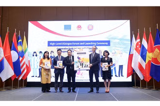 Ra mắt Nghiên cứu so sánh về quản lý lao động di cư trong ASEAN tại Diễn đàn (Ảnh: Molisa).
