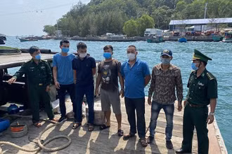 Các đối tượng xuất cảnh trái phép bị lực lượng Đồn Biên phòng Cửa khẩu Cảng An Thới - Phú Quốc phát hiện ngày 14-3-2021. (Ảnh: AN DI)