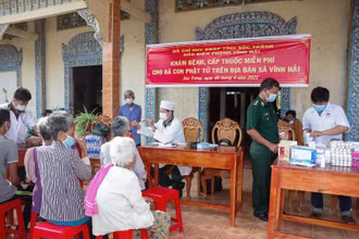 Quân y Biên phòng khám bệnh, cấp thuốc miễn phí cho bà con Khmer nghèo xã Vĩnh Hải.
