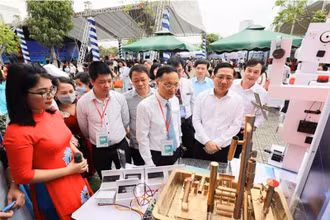 Các đại biểu tham quan gian hàng trưng bày tại ngày hội.