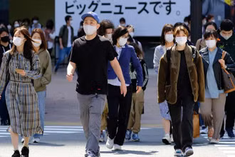 Người dân Tokyo (Nhật Bản) đeo khẩu trang khi ra đường. (Ảnh: Getty Images)