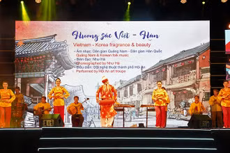 Chương trình biểu diễn nghệ thuật trong đêm khai mạc “Những ngày văn hóa Hàn Quốc tại Quảng Nam, Hội An 2021”.