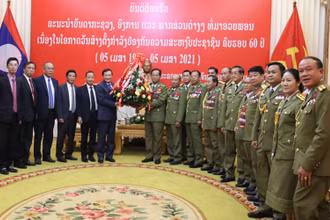 Trung tướng Kongthong Phongvichit vui mừng đón nhận những lẵng hoa tươi thắm, đầy tình hữu nghị tại buổi tiếp, ngày 2-4.