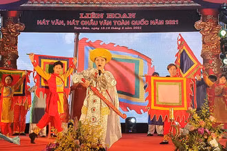 Các nghệ nhân, diễn viên tỉnh Vĩnh Phúc trình diễn giá Chúa bà đệ nhất Tây Thiên.