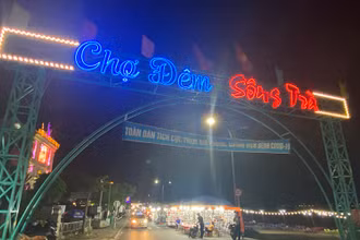 Chợ đêm Sông Trà - một trong những điểm du lịch ưa chuộng của du khách khi đến Quảng Ngãi.