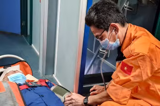 Thuyền trưởng tàu cá đã được tiếp cận y tế kịp thời. 