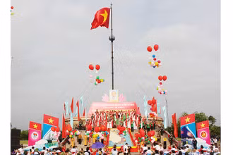 Nghi lễ Thượng cờ "Thống nhất non sông" tại Kỳ đài nằm bờ bắc của Khu di tích lịch sử quốc gia đặc biệt Đôi bờ Hiền Lương - Bến Hải.