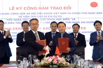 Bộ trưởng Trần Hồng Hà và Đại sứ Đặc mệnh toàn quyền Nhật Bản tại Việt Nam Yamada Takio tại Lễ ký Công hàm trao đổi hai phi dự án “Tiếp nhận tàu nghiên cứu khoa học biển” và “Thiết bị điều tra, khảo sát và phân tích rác thải nhựa đại dương” do Chính phủ Nhật Bản viện trợ không hoàn lại cho Việt Nam.