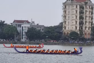 Sôi nổi cuộc đua bơi chải trên hồ Văn Lang