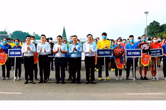 Ban Tổ chức trao tặng cờ và hoa cho các đoàn tham dự Giải.