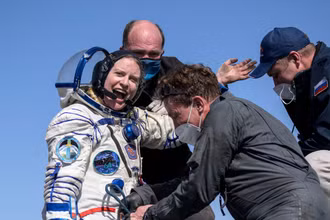 Thành viên phi hành đoàn Trạm vũ trụ quốc tế (ISS) Kathleen Rubins của NASA ngay sau khi hạ cánh tại một khu vực hẻo lánh bên ngoài Zhezkazgan, Kazakhstan ngày 17-4. Ảnh: NASA.