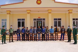 Lực lượng chức năng áp giải các đối tượng từ địa phận biên giới về.