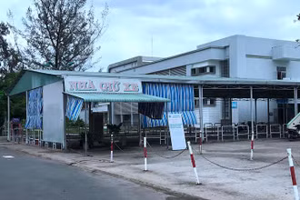 Nhà xe ông Toàn thuê đã hết hạn hợp đồng nhưng “chây ì” không trả nợ, cũng không bàn giao cho Bệnh viện Sản-Nhi Cà Mau.