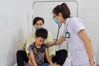 Thăm khám các bệnh nhân nhi bị nghi mắc bệnh viêm màng não do virus.