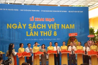Các đại biểu cắt băng khai mạc Ngày Sách Việt Nam lần thứ 8