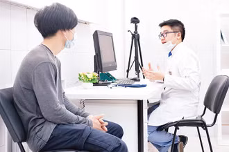 Bác sĩ Nguyễn Ðình Bảo, thành viên nhóm y tế tư vấn cho bà con người Việt tại Nga phòng, chống Covid-19.