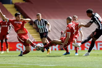 Pha bóng J. Willock (áo sọc, phải) gỡ hòa 1-1 cho Newcastle.