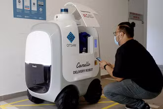 Sau mỗi chuyến giao hàng các robot này đều được khử trùng bằng tia cực tím. (Ảnh: Reuters)
