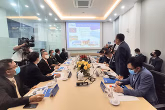 Đại diện MB Bank và Metfone tại lễ ký văn bản hợp tác, sáng 1-4.