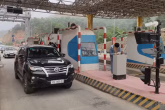 Xe qua làn ETC tại trạm thu phí BOT Hòa Lạc - Hòa Bình.