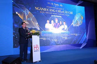 BSCKII Đỗ Tân Khoa – Giám đốc Bệnh viện Y học cổ truyền TP Hồ Chí Minh chia sẻ thông tin tại hội nghị.