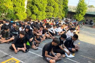 Các “quái xế” được đưa về cơ quan công an.