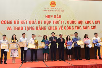 Tổng Thư ký QH Bùi Văn Cường và nguyên Tổng Thư ký QH Nguyễn Hạnh Phúc trao tặng Bằng khen của Văn phòng QH cho một số phóng viên báo chí. Ảnh: TRẦN HẢI