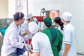 Các bác sĩ tiến hành nội soi cho bệnh nhân.