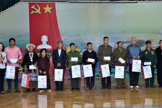 Đồng chí Trương Thị Mai, Trưởng Ban Tổ chức Trung ương tặng quà người có công với cách mạng và người dân tộc thiểu số có hoàn cảnh khó khăn của xã Xuân Quang.