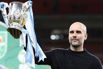 Pep Guardiola nâng chiếc Cúp Liên đoàn, cũng là danh hiệu thứ 30 trong sự nghiệp. (Ảnh: Getty Images)