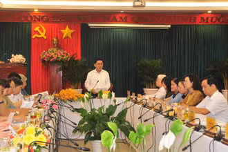 Đồng chí Trần Cẩm Tú và đoàn công tác kiểm tra công tác chuẩn bị bầu cử tại phường Tiến Thành, TP Đồng Xoài