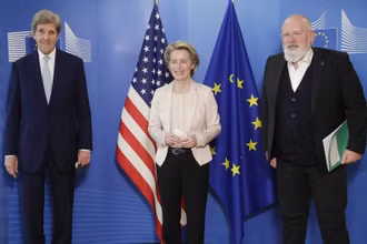 Đặc phái viên của Tổng thống Mỹ về Khí hậu John Kerry (bên trái), Chủ tịch Ủy ban châu Âu Ursula von der Leyen (giữa) trong cuộc gặp gỡ ngày 9-3. Ảnh; AP.