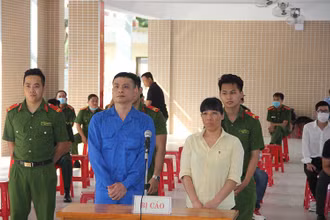 Hai bị cáo Đặng Thái Long và Bùi Thị Thủy tại phiên tòa.