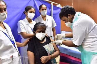 Một điểm tiêm vaccine ngừa Covid-19 tại Bangalore, Ấn Độ, ngày 1-4-2021. (Ảnh: THX/TTXVN)