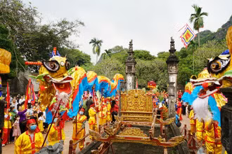 Múa rồng ở đền vua Đinh Tiên Hoàng trong Lễ hội Hoa Lư.