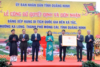 Lãnh đạo Bộ Văn hóa-Thể Thao và Du lịch trao công nhận di tích quốc gia Đền Xã Tắc cho thành phố Móng Cái.
