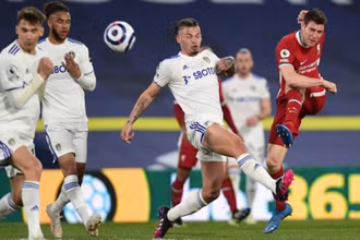 J. Milner (áo đỏ, Liverpool) sút bóng trước sự truy cản của các cầu thủ Leeds.
