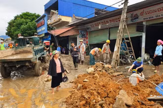 Chi nhánh Điện lực Văn Bàn khôi phục hệ thống điện lưới ở vùng lũ Minh Hạ 1