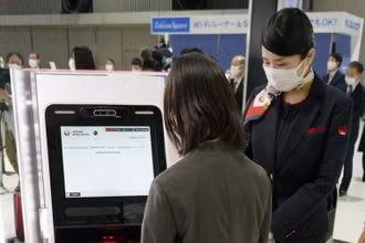 Thử nghiệm hệ thống "Face Express" tại một ki-ốt làm thủ tục ở sân bay Narita, gần Tokyo, vào ngày 13-4 (Ảnh: KYODO)