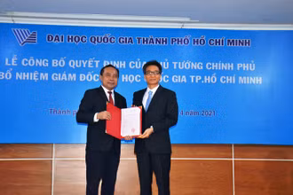 Phó Thủ tướng Vũ Đức Đam trao  quyết định bổ nhiệm cho PGS,TS Vũ Hải Quân.