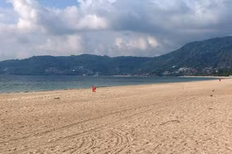 Kế hoạch mở cửa du lịch “Hộp cát Phuket” đang bị làn sóng lây nhiễm Covid-19 mới đe dọa. (Ảnh: Bưu điện Bangkok) 