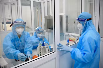 Các cán bộ CDC Nghệ An thực hiện xét nghiệm SARS-CoV-2.