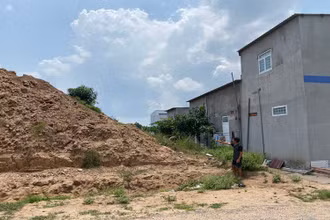 Vào mùa mưa, bùn đất chảy tràn xuống lấp miệng cống, khiến đường đi trơn trượt.