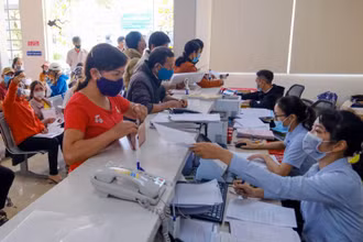 Người dân thực hiện thủ tục hành chính tại huyện Lâm Hà, Lâm Đồng.