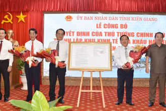 Đồng chí Mai Văn Huỳnh (phải), Phó Bí thư Thường trực Tỉnh ủy, Chủ tịch HĐND tỉnh Kiên Giang trao Quyết định của Thủ tướng Chính phủ về thành lập khu kinh tế cửa khẩu Hà Tiên cho lãnh đạo Ban Quản lý khu kinh tế. 