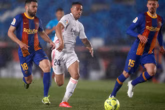 Mặc cho cơn mưa nặng hạt, El Clasico vẫn diễn ra rất hấp dẫn, kịch tính. (Ảnh: Real Madrid CF).