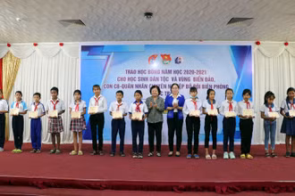 Nguyên Phó Chủ tịch nước Trương Mỹ Hoa và lãnh đạo tỉnh trao học bổng cho các học sinh dân tộc thiểu số vượt khó học giỏi tại Sóc Trăng.