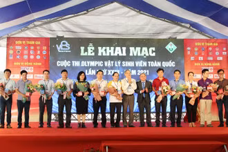 Ban tổ chức tặng cờ lưu niệm cho các đoàn tham dự. 
